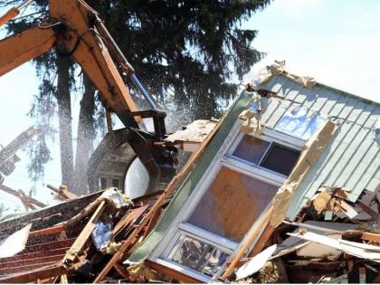 woman returns from holiday atlanta home mistakenly demolished because of wrong address | गलती से मिस्टेक! आधी महिलेच्या घरावर बुलडोझर चालवला, मग म्हणाले चुकून झालं