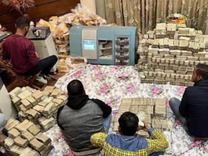 94 crores in cash seized in income tax raids in karnataka telangana and ap and delhi | 94 कोटी रोख, 8 कोटींचे हिरे, 30 लग्झरी घड्याळं; इन्कम टॅक्सच्या छाप्यात 1 अब्ज संपत्ती जप्त