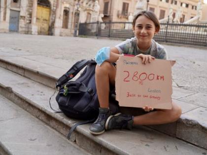 : A 10-year-old boy has walked 2,800 kilometers from Sicily, an Italian region to London | आजीला भेटायला तो इटलीहून इंग्लंडला चालत गेला, त्याची  गोष्ट 