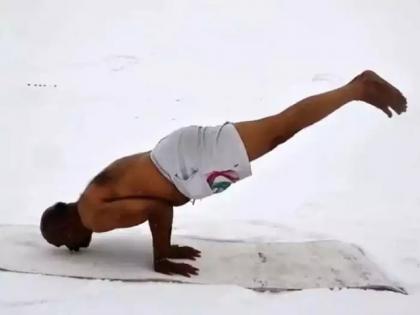 ITBP jawan exercising in sub zero degree Celsius temperature at a height of 18,000 feet | VIDEO: ITBP जवानाचा शून्य अंश सेल्सिअस तापमानात व्यायाम; १८,००० फूट उंचीवर केले सूर्यनमस्कार