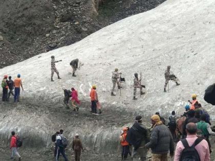 ITBP personnel braving shooting stones by placing Shield wall to ensure safe passage of Amarnath Yatris | Amarnath Yatra: दरडींपासून भाविकांच्या बचावासाठी जवानांकडून छातीची ढाल