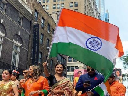 Hina Khan hoists the National flag at India Day Parade in New York. See pics | हिना खानने परदेशात फडकावला भारताचा झेंडा, पहा तिचे हे फोटो
