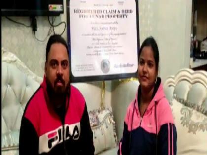 Rajasthan man gifts plot of land on moon to wife on wedding anniversary | भारीच! घरच्या चंद्रासाठी चंद्रावर तुकडा; पठ्ठ्यानं लग्नाच्या वाढदिवसाला पत्नीला दिलं स्पेशल गिफ्ट