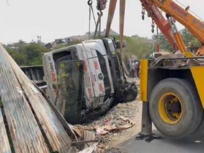 Three dead after being found under a truck in Virar | विरारमध्ये ट्रकखाली सापडून तिघांचा मृत्यू