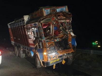 The truck hit the divider on the Nashik-Pune highway as the traffic jam was not predicted | नाशिक-पुणे महामार्गावर गतिरोधकाचा अंदाज न आल्याने ट्रक दुभाजकावर आदळला