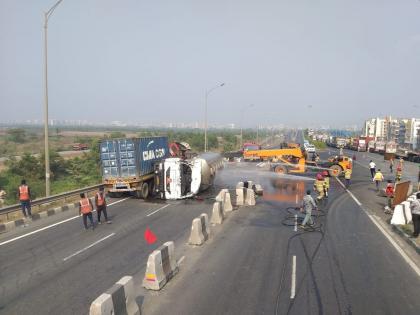 The tanker hit the container, leaking ammonia gas while the driver was stuck in Accident Panvel | टँकर कंटेनरला धडकला, ड्रायव्हर अडकलेला असतानाच अमोनिया गॅसची गळती