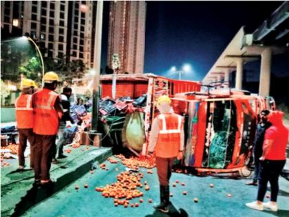 Ghodbunder road closed for five hours due to tomato mud | टोमॅटोच्या चिखलाने घोडबंदर रोड पाच तास बंद; ताबा सुटल्याने ट्रक उलटला