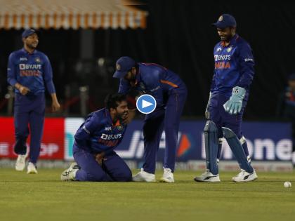 IND vs SL, 3rd T20I Live Update : Dinesh Chandimal cuts fiercely against Harshal Patel but only finds Venkatesh Iyer at backward point, Watch Video | IND vs SL, 3rd T20I Live Update : Ouch!, Venkatesh Iyer ने सुरेख कॅच टिपला, वेदनेनं कळवळला; पण, रोहित शर्मासह सहकाऱ्यांमध्ये हशा पिकला, Video