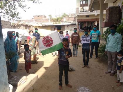 Farmers' association in Wardha district protested against the government by burning a handful of cotton | मूठभर कापूस जाळून वर्धा जिल्ह्यातील शेतकरी संघटनेने केला शासनाचा निषेध