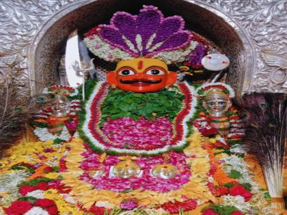 Attractive floral arrangements to the Khanderaya of Jejuri; Kadepathar Ganapuja is celebrated in a simple manner on the background of Corona | जेजुरीच्या खंडेरायाला आकर्षक फुलांची आरास; कोरोनाच्या पार्श्वभूमीवर कडेपठार गणपुजा साध्या पद्धतीने साजरी