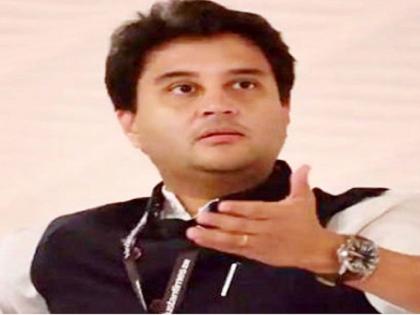 Rs 20 for 5 minutes drop at the Aurangabad Airport; Complaint of the driver directly to the Minister of Civil Aviation Jyotiraditya Scindia | विमानतळावर ५ मिनिटांसाठी मोजा २० रुपये; वाहनचालकाची थेट मंत्री ज्योतिरादित्य सिंधियांकडे तक्रार