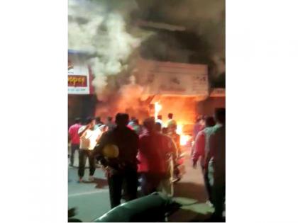 Fierce fire at cloths shop in chandrapur, goods worth lakhs were burnt | कापड दुकानाला भीषण आग, लाखोंचा माल जळून खाक