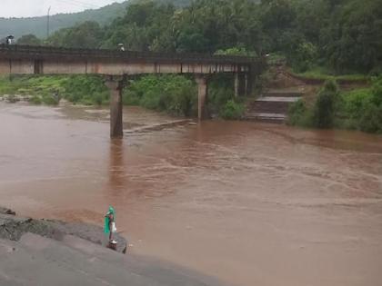 Incessant rain in Ratnagiri district, Jagbudi river at warning level | रत्नागिरी जिल्ह्यात पावसाने गतवर्षीची सरासरी ओलांडली; जगबुडी नदी इशारा पातळीवर