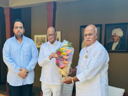 Meetings of leaders estranged from NCP; Sharad Pawar was met by oppressive father and sons | राष्ट्रवादीपासून दुरावलेल्या नेत्यांच्या भेटीगाठी; जाचक पिता-पुत्रांनी घेतली शरद पवारांची भेट