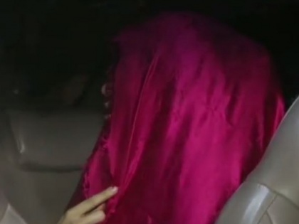 Jacqueline fernandez gets snapped hiding her face with cloth video viral | बॉलिवूडमध्ये सुपरहिट सिनेमा देणाऱ्या या अभिनेत्रीवर आली तोंड लपवत फिरण्याची वेळ
