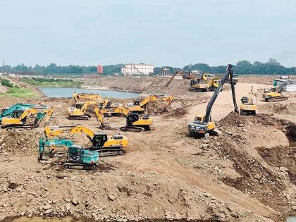 20 meter excavation for setting up jack wells in jayakwadi Dams Nathasagar water; 13 JCBs started working | नाथसागराच्या पाण्यात जॅकवेल उभारण्यासाठी २० मीटर खोदकाम; १३ जेसीबी लागल्या कामाला