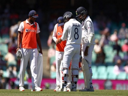 Ind vs Aus Jadeja ruled out for six weeks with fractured thumb to consult specialist sources said to ani | IND VS AUS: टीम इंडियाला मोठा धक्का; दुखापतग्रस्त जडेजा ऑस्ट्रेलिया दौऱ्यातून बाहेर