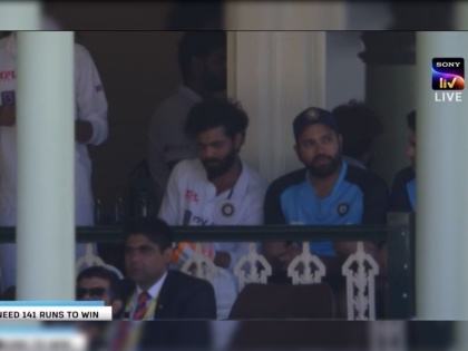India vs Australia, 3rd Test Day 5 : Ravindra Jadeja has pads and gloves on, sitting in the dressing room to bat | India vs Australia, 3rd Test : संघासाठी काय पण; फ्रॅक्चर अंगठ्यानं मैदानात उतरण्यासाठी रवींद्र जडेजा सज्ज