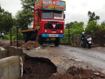 Stampede near Farshipula near Jadhavwadi satara, dangerous traffic | Satara: जाधववाडी जवळील फरशीपुलाजवळ भगदाड, धोकादायक वाहतूक 