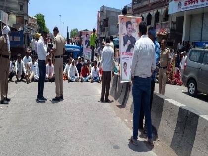 Roadblock on the national highway Villagers of Deulgaon Mahi are aggressive to remove encroachment from the road | राष्ट्रीय महामार्गावर रास्तारोको! रस्त्यावरील अतिक्रमण हटविण्यासाठी देऊळगाव मही येथील ग्रामस्थ आक्रमक