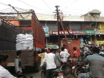 In the streets of Washim, encroachment of jawans in narrow streets! | वाशिम शहरातील अरुंद रस्त्यांवर जडवाहनांचे अतिक्रमण!