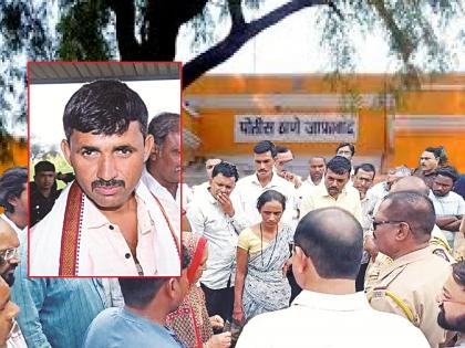 Jalana: Dispute over sand dune, complainant dies after being beaten up outside police station | Jalana: वाळूच्या ढिगाऱ्यावरून वाद, पोलिस ठाण्याबाहेरील मारहाणीत जखमी तक्रारदाराचा मृत्यू Jalana: Dispute over sand dune, complainant dies after being beaten up outside police station | Jalana: वाळूच्या ढिगाऱ्यावरून वाद, पोलिस ठाण्याबाहेरील मारहाणीत जखमी तक्रारदाराचा मृत्यू