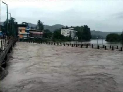 Rain showers in Ratnagiri district; Jagbudi river water level stable at warning level | रत्नागिरी जिल्ह्यात पावसाचा जोर; जगबुडीची पाणीपातळी इशारा पातळीवर स्थिर