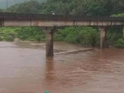 Despite the rains the Jagbudi river is at the warning level | Ratnagiri: पावसाची उसंत तरी जगबुडी नदी इशारा पातळीवर, सर्वाधिक पावसाची नाेंद खेड तालुक्यात