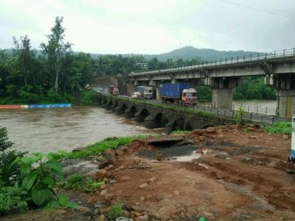 Mumbai-Goa highway closed three times a week | आठवडाभरात तीन वेळा बंद पडला मुंबई - गोवा महामार्ग