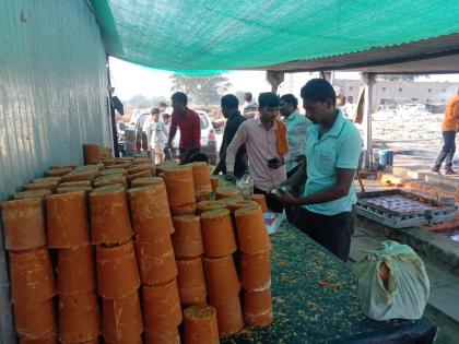 Organic jaggery production by Ridhora farmers | रिधोऱ्याच्या शेतकऱ्याने केली सेंद्रीय पद्धतीने गूळ निर्मिती