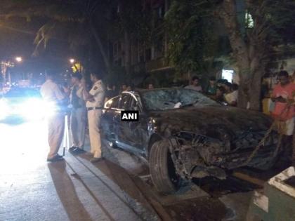 Mumbai 4 injured after Jaguar rams into people in Versova | मुंबईत भरधाव जॅग्वार कारच्या धडकेत चार जण जखमी