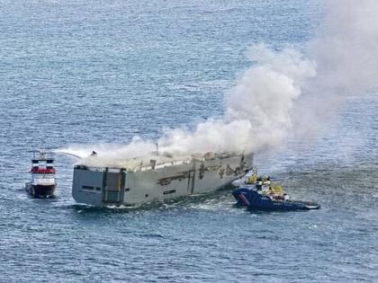 Big incident at sea! A cargo ship carrying 3,000 cars caught fire; Death of an Indian crew employee | समुद्रात मोठी घटना! ३००० कार घेऊन जाणारे मालवाहू जहाज पेटले; भारतीयाचा मृत्यू