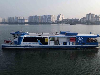 country's first hydrogen ship reached Kashi It will start for tourists from August 15, also use in Kumbh Mela | देशातील पहिले हायड्रोजन जहाज पोहोचले काशीला ! १५ ऑगस्टपासून पर्यटकांसाठी सुरू होणार, कुंभमेळ्यातही वापर