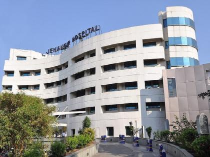 The supervisor entered the room while breastfeeding the baby; Incident at Jehangir Hospital | बाळाला स्तनपान करत असताना सुपरवायझर कक्षात घुसला; जहांगीर हॉस्पिटलमधील घटना