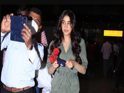 Janhvi Kapoor's staff stops fan from taking selfie at airport. Watch what happens next | जान्हवी कपूरच्या या गोष्टीचे होतंय सोशल मीडियावर कौतुक