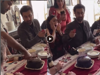 Ranbir Kapoor celebrated christmas with family pour rum on cake and blew fire and said jai mata di actor faced trolling | केकवर ओतली दारु, त्यावर लावली आग अन् म्हणाला 'जय माता दी', रणबीर कपूर होतोय ट्रोल