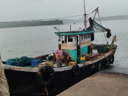 A sailor died after falling into the bay due to drunkenness in jaigad ratnagiri district | दारू पिऊन बोटीच्या पेरच्यावर बसला, तोल जाऊन खाडीत पडला; तीन दिवसानंतर खलाशाचा मृतदेह सापडला