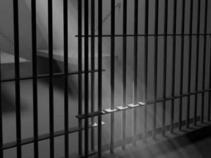 Broke into the house and stabbed him; Four convicts sentenced to life imprisonment | घरात घुसून मारहाण करत चाकू भोसकला; चार आरोपींना जन्मठेपेची शिक्षा Broke into the house and stabbed him; Four convicts sentenced to life imprisonment | घरात घुसून मारहाण करत चाकू भोसकला; चार आरोपींना जन्मठेपेची शिक्षा