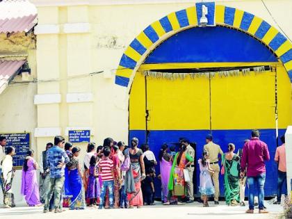 When the prison walls break tears ... | कारागृहाच्या बंद भिंतींनाही पाझर फुटतो तेव्हा...