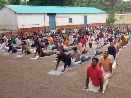 Response to Yogasana Training in Satara District Jail | बंदीवानांनी घातले सुर्यनमस्कार, सातारा जिल्हा कारागृहात योगासन प्रशिक्षणाला प्रतिसाद