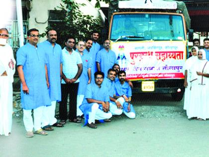 Solapur's hands extended to help flood victims | पूरग्रस्तांच्या मदतीसाठी सरसावले सोलापूरकरांचे हात