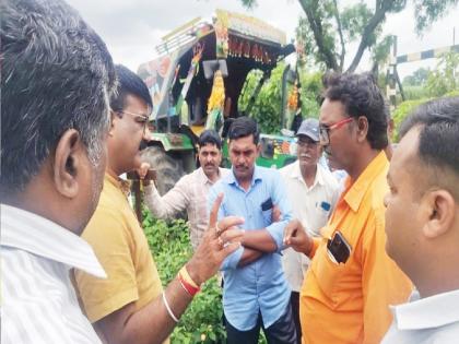 Farmers in Jainapur stopped the construction of a safety net on both sides of the Miraj Kolhapur railway line to prevent encroachment and security | Kolhapur: जैनापूर येथे शेतकऱ्यांनी रेल्वेचे काम पाडले बंद, ठेकेदाराला धरले धारेवर Farmers in Jainapur stopped the construction of a safety net on both sides of the Miraj Kolhapur railway line to prevent encroachment and security | Kolhapur: जैनापूर येथे शेतकऱ्यांनी रेल्वेचे काम पाडले बंद, ठेकेदाराला धरले धारेवर