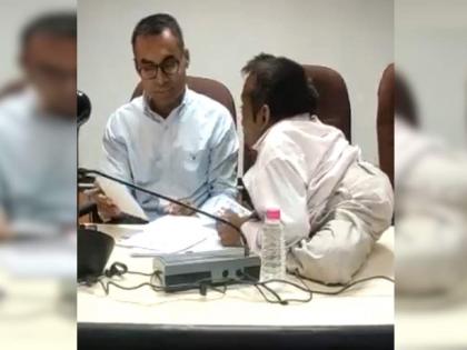 Prakash Rajpurohit sat the disabled person on his table and listened to the complaint! | कलेक्टर साहेब... तुम्ही मन जिंकलं! राजपुरोहित यांनी दिव्यांगाला आपल्या टेबलावर बसवून ऐकली तक्रार!