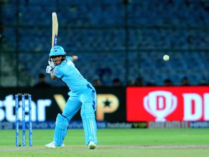 Satisfactory stage of supernovae, Harmanpreet Kaur's shot | सुपरनोव्हाजची समाधानकारक मजल, हरमनप्रीत कौरची फटकेबाजी