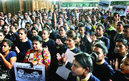 Ground staff movement of Jet Airways; The prohibition of not being paid in time | जेट एअरवेजच्या ग्राउंड स्टाफचे आंदोलन; वेळेत वेतन होत नसल्याचा केला निषेध