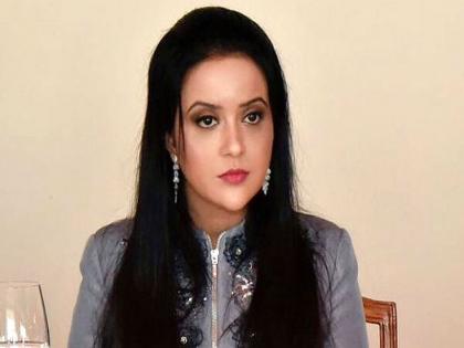 shiv sena slams amruta fadnavis after she criticised cm uddhav thackeray | 'आता तुम्हाला कंठ फुटला असेल तर...'; शिवसेनेचा अमृता फडणवीसांना इशारा