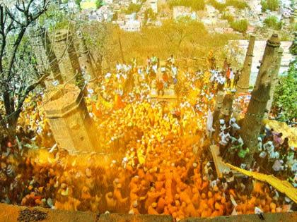 4 lakh devotees gather in Jejuri | जेजुरीत ४ लाख भाविकांची गर्दी, भरसोमवती अमावस्येनिमित्त भंडारा-खोबऱ्याची मुक्त हस्ते उधळण