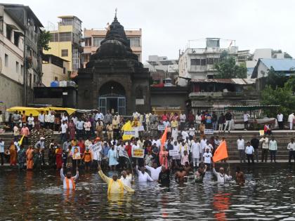 Godavari beautification works through Smart City but people protest against construction | 'स्मार्ट सिटी'मार्फत गोदावरी सुशोभिकरणाची कामे; बांधकामाविरोधात जलाधिवास आंदोलन