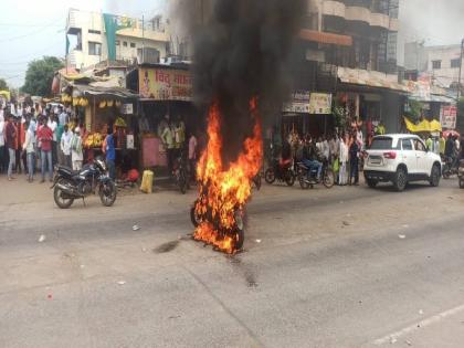 In protest of the incident in Jalna district, the youth set fire to the bike | जालना जिल्ह्यातील घटनेच्या निषेधार्थ युवकाने पेटविली दुचाकी