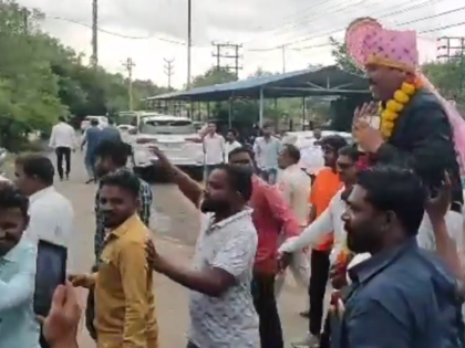 Procession with DJ as transfer canceled; Mahavitran suspends the engineer in Jalana | Video: बदली रद्द झाली म्हणून डीजे लावून मिरवणूक; महावितरणनने अभियंत्याला घरी बसवलं